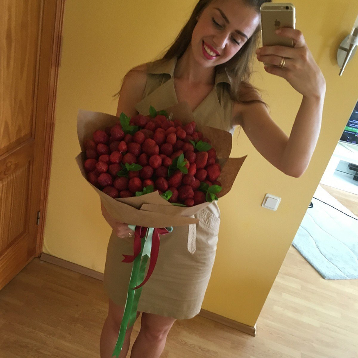 Девушка с букетом из клубники