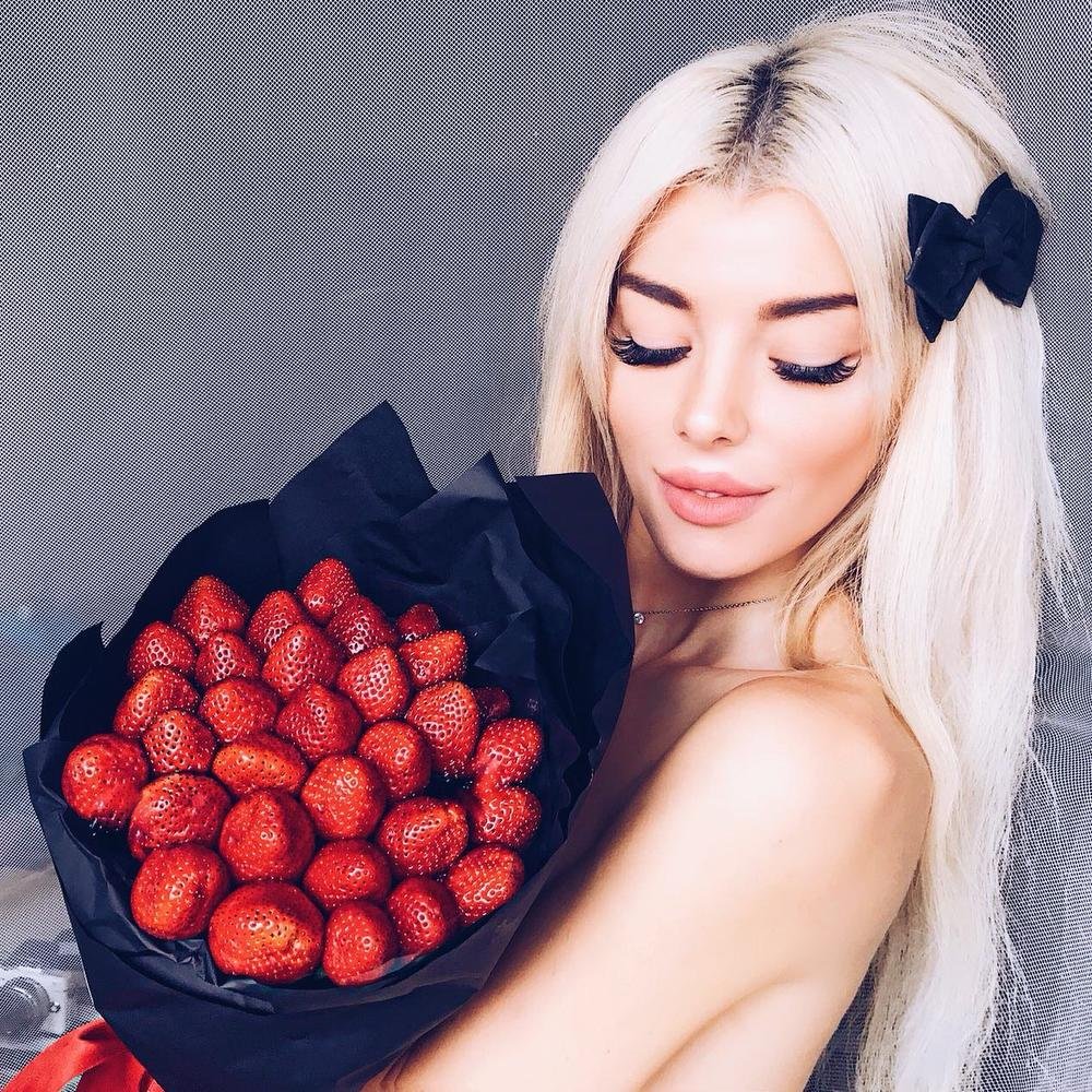 Красивая девушка с клубникой