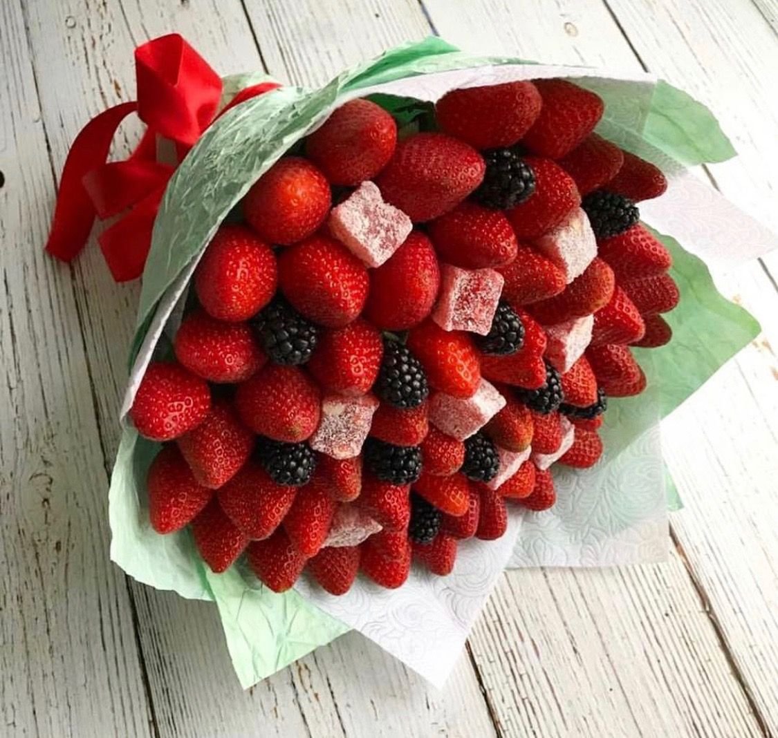 Букет из клубники и сухофруктов