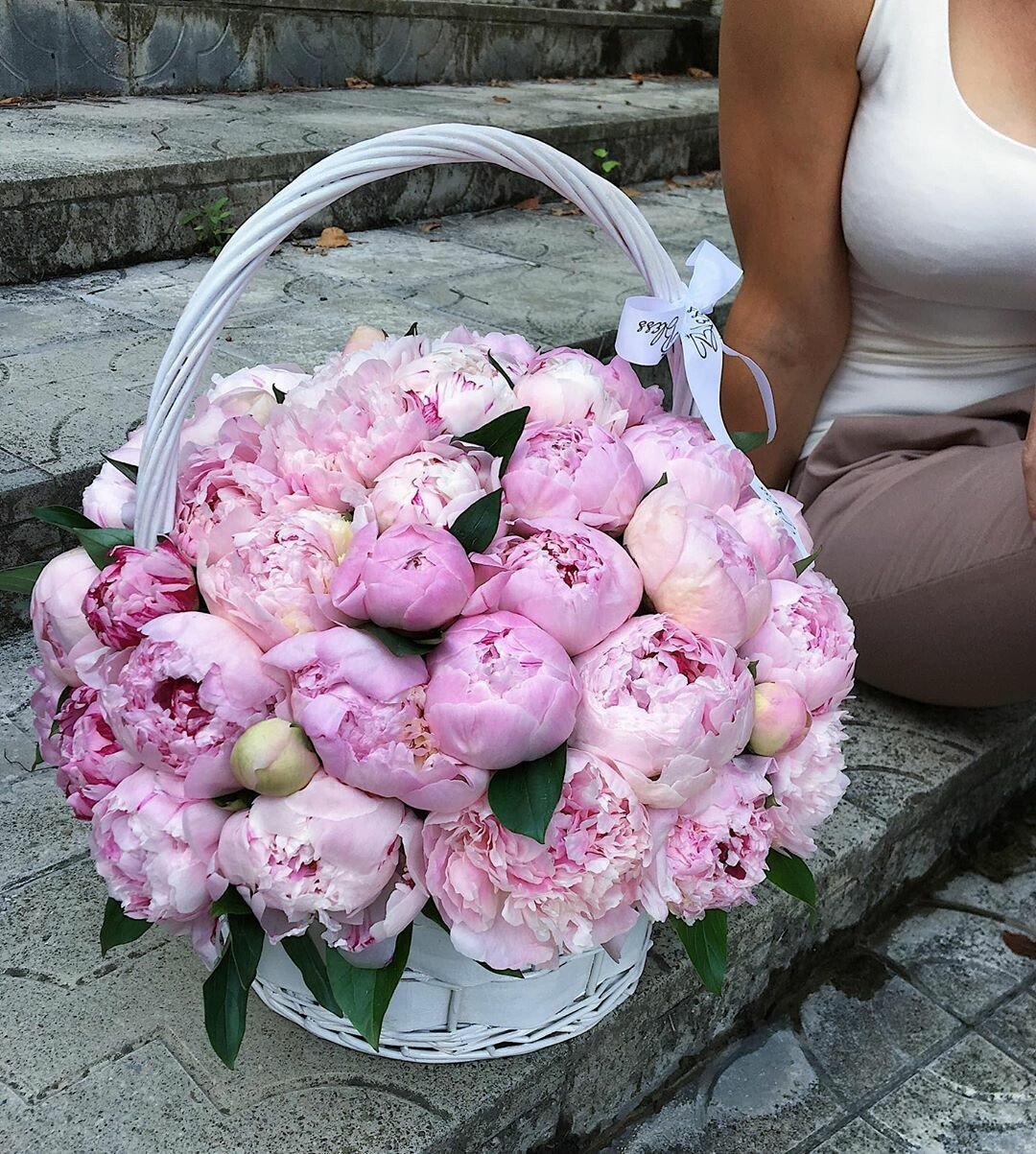Пионы в корзине