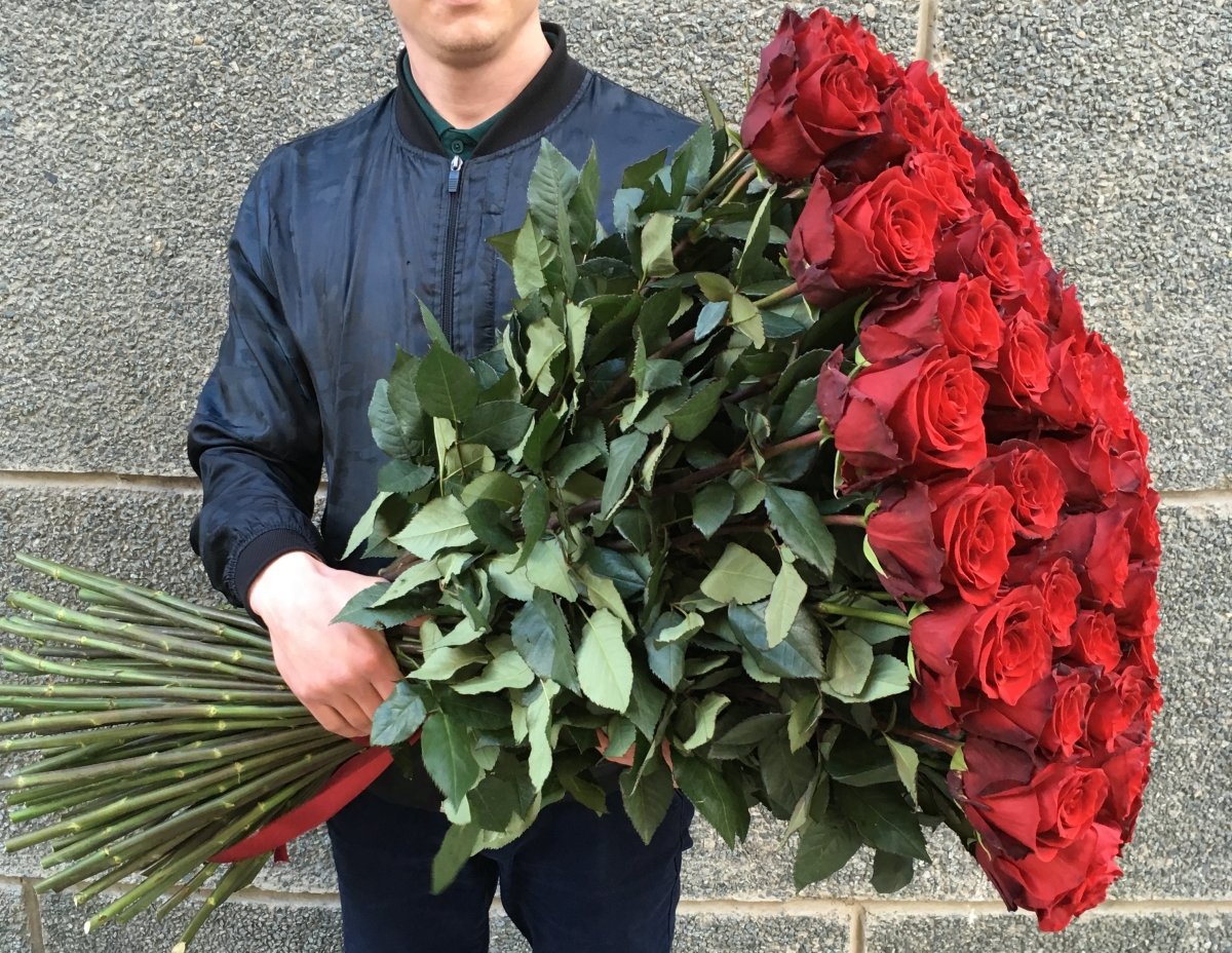 Длинные красные розы букет