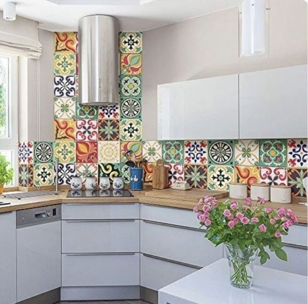 Яркая плитка для кухонного фартука