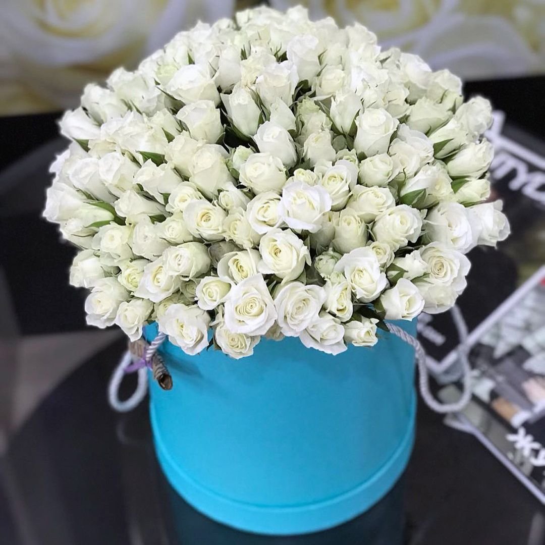 Маленькие розы в коробке