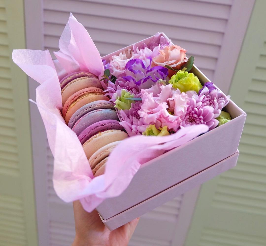 Коробки цветы и макаруны