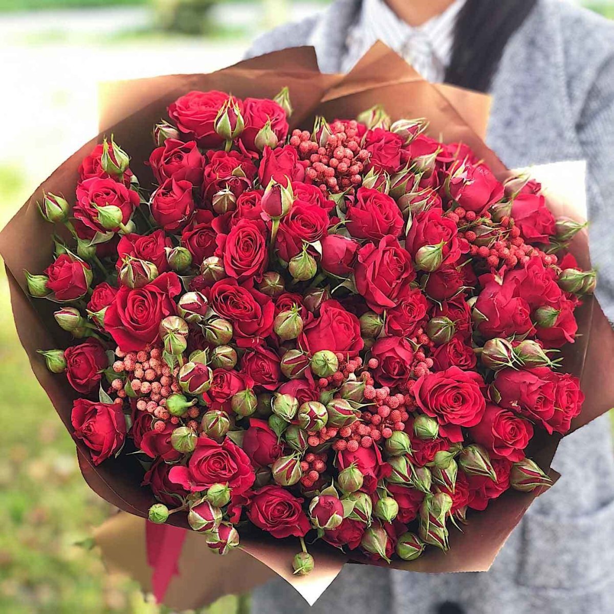 Красные кустовые розы