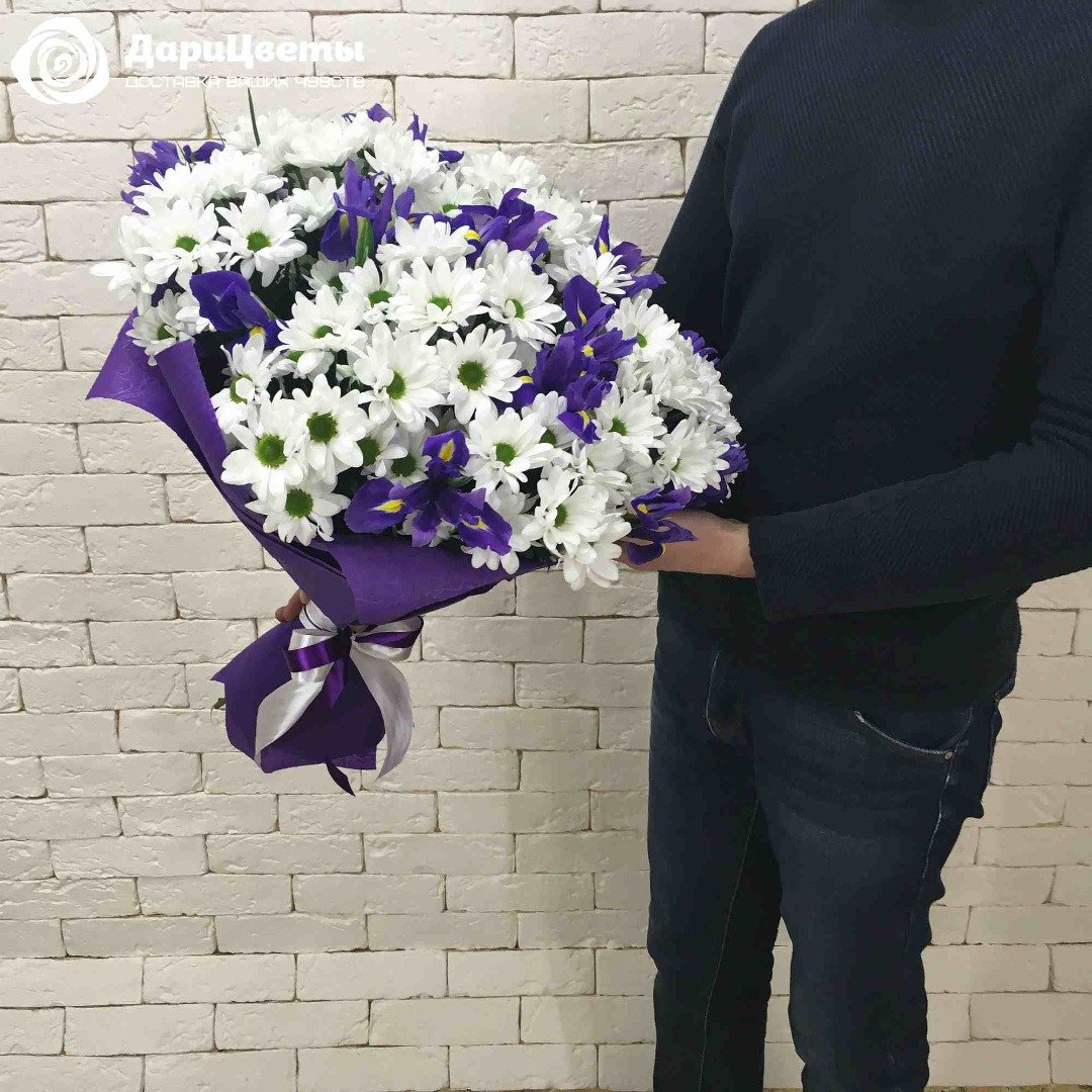 Букет с ирисами и хризантемами