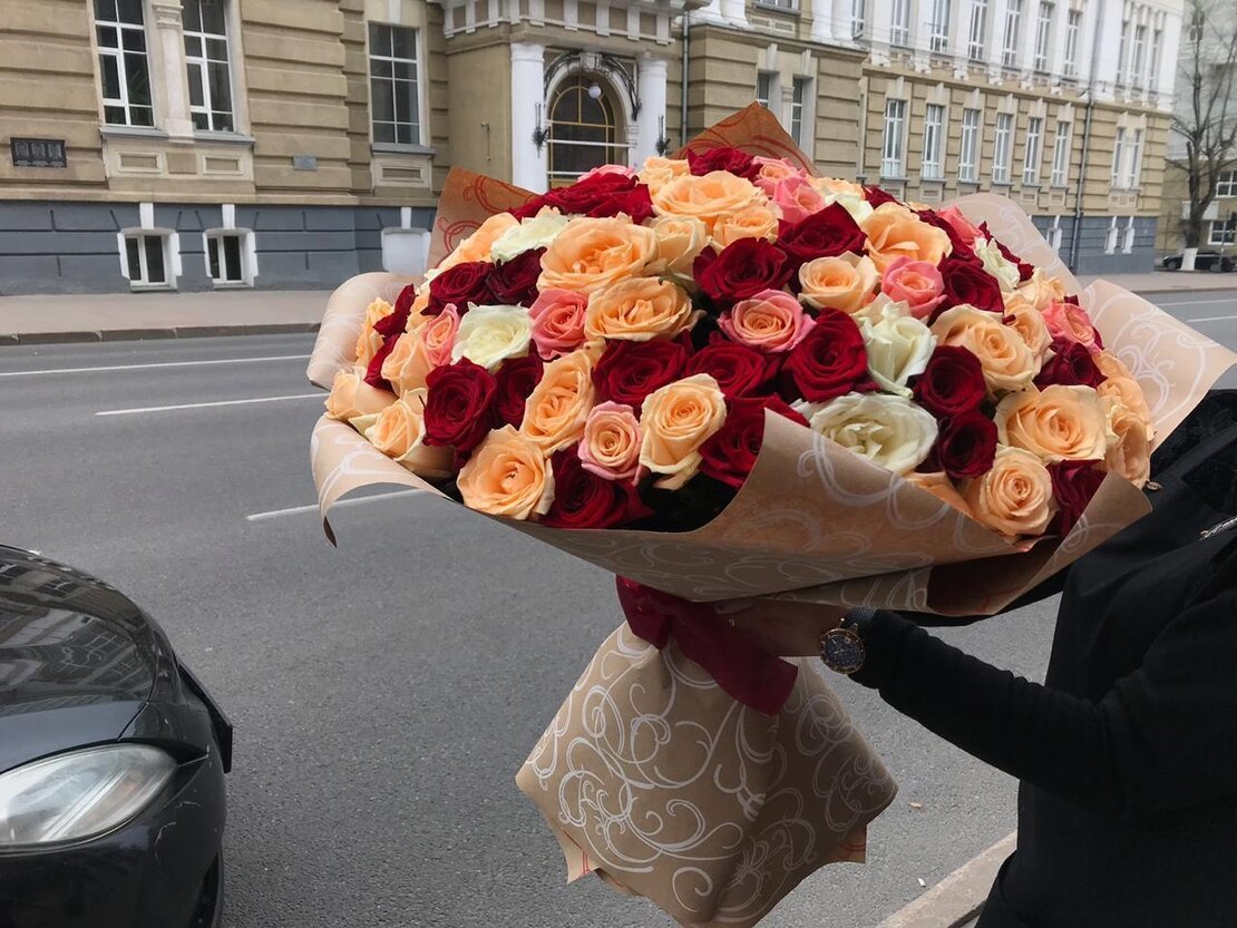 Огромный букет цветов в руках