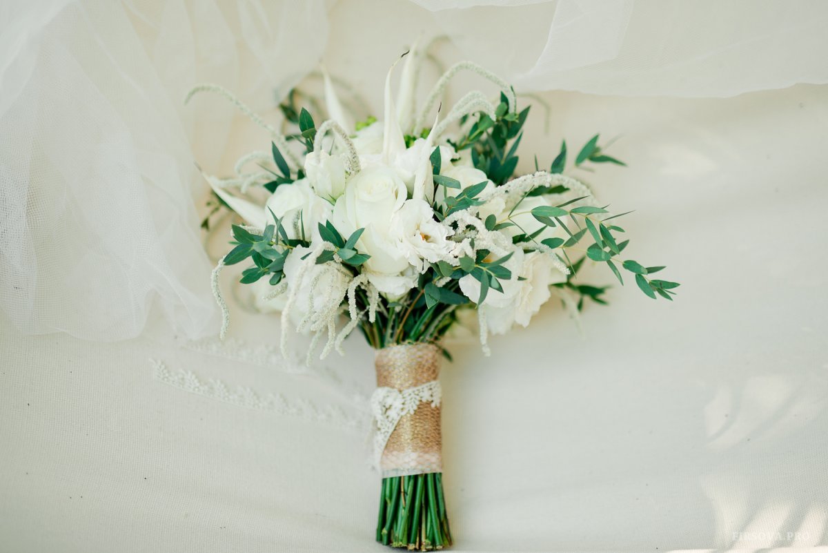 Букет невесты белый с зеленью