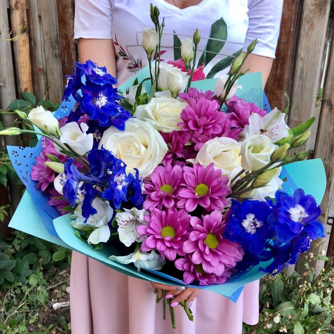 Букет с дельфиниумом и розами