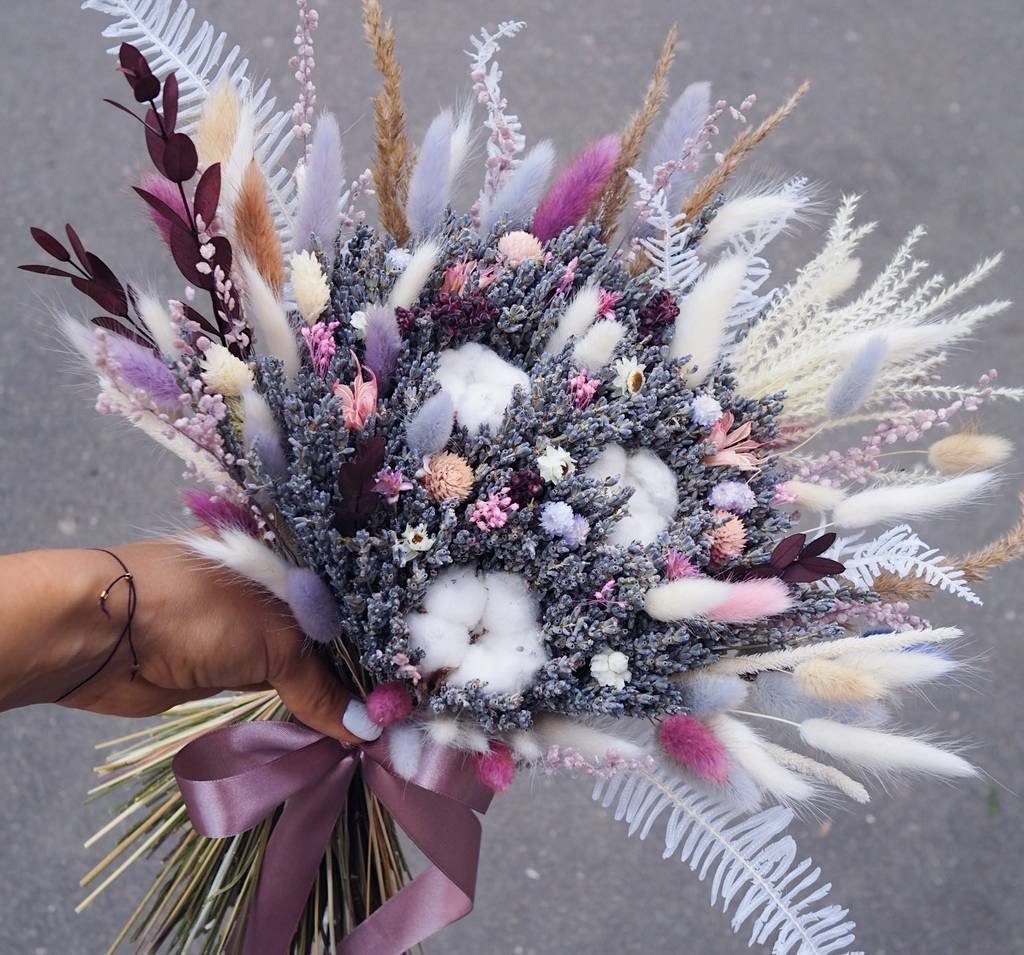 Букет цветов с перьями