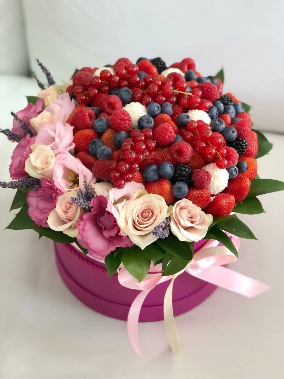 Коробки с цветами и ягодами