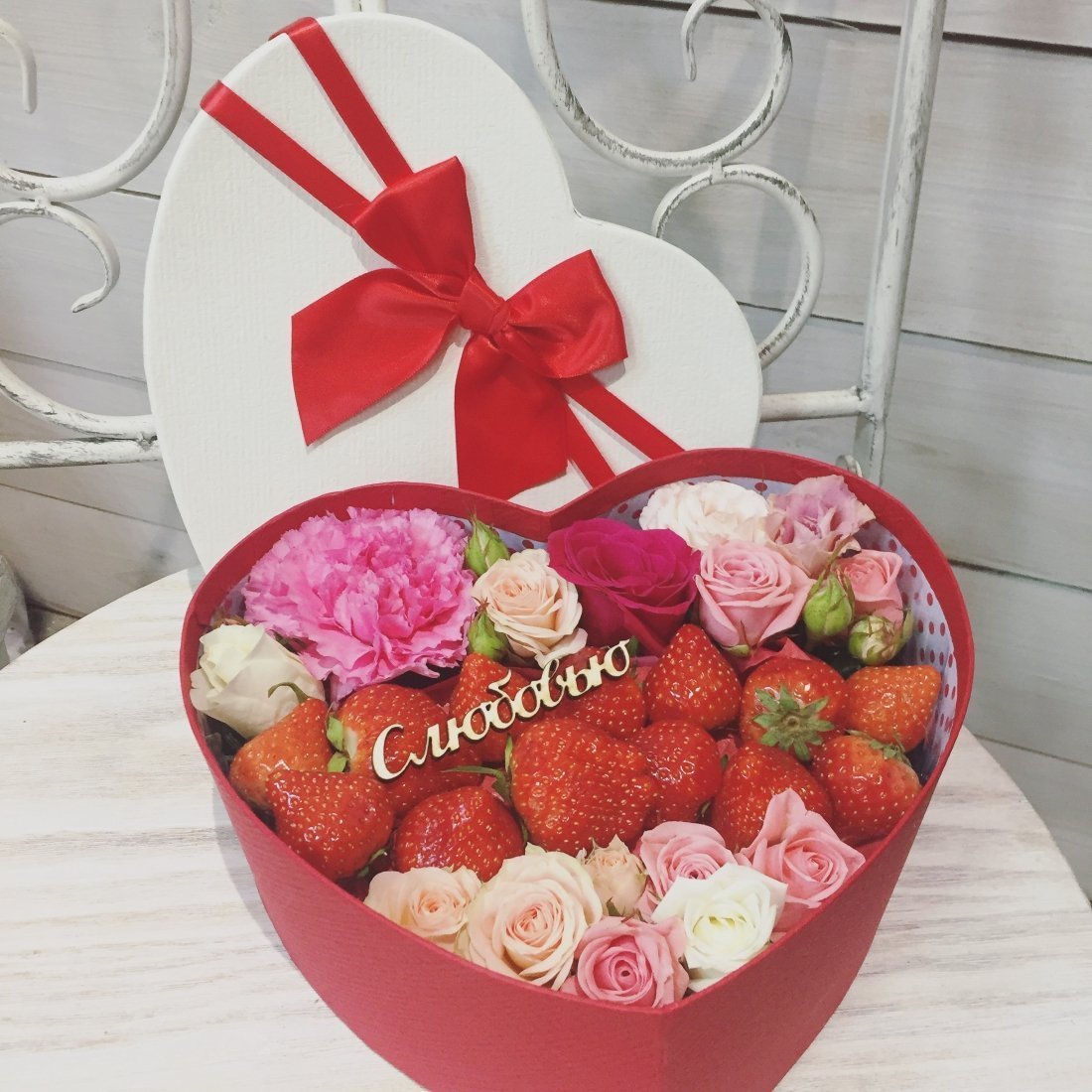 Подарочные коробки с клубникой