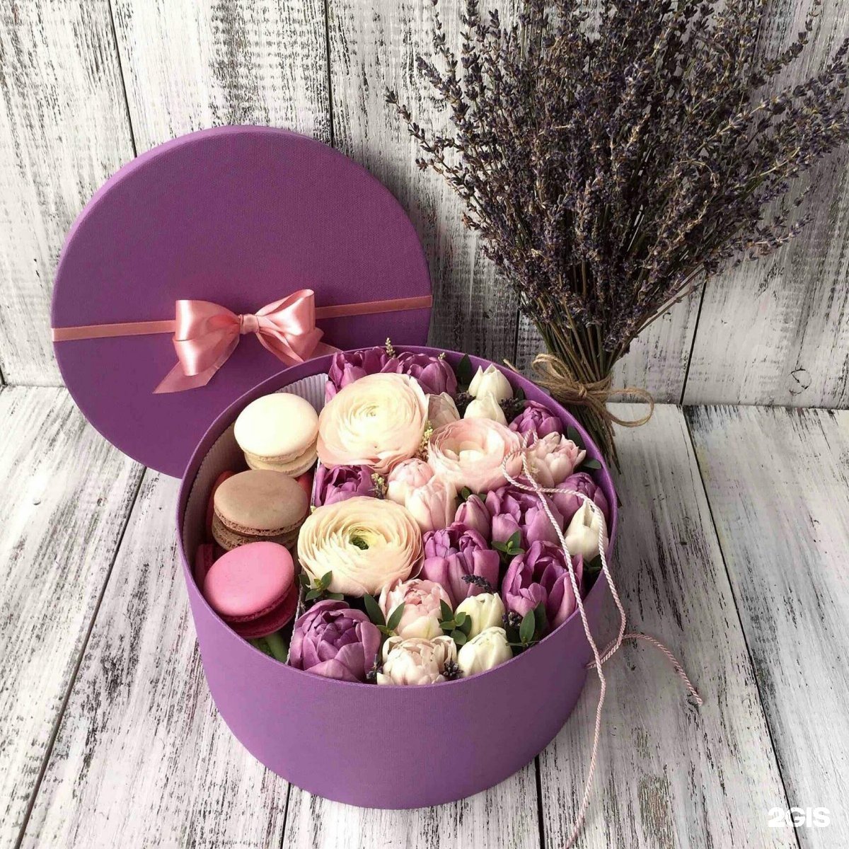 Круглые коробки с цветами