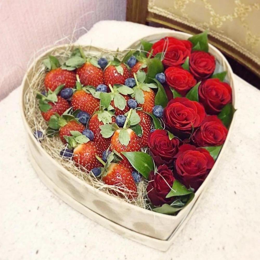 Коробки с клубникой и цветами
