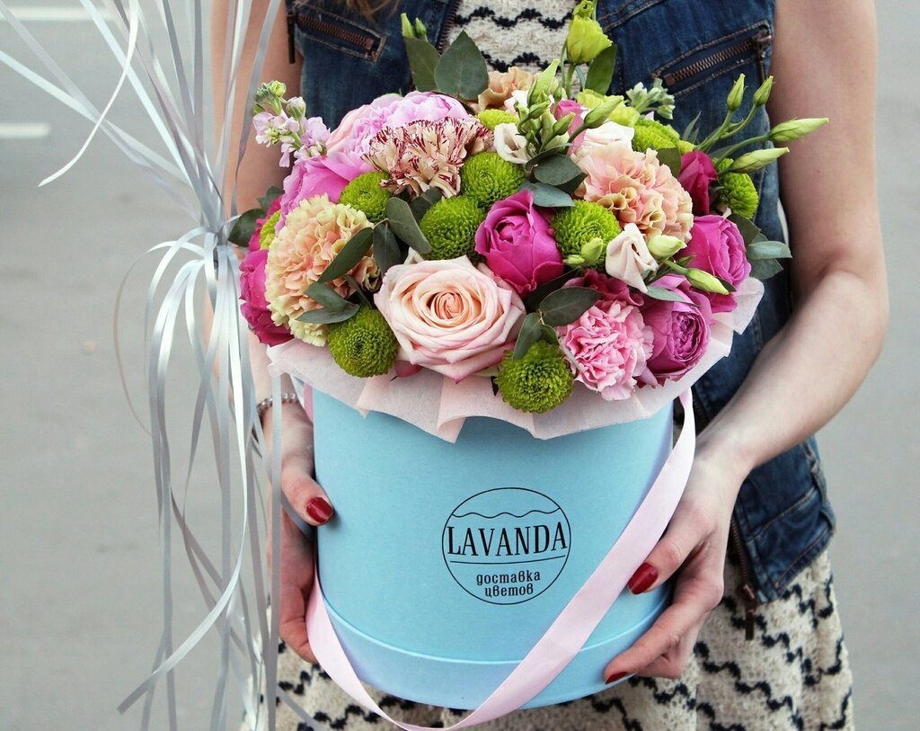 Коробка с цветами в руках
