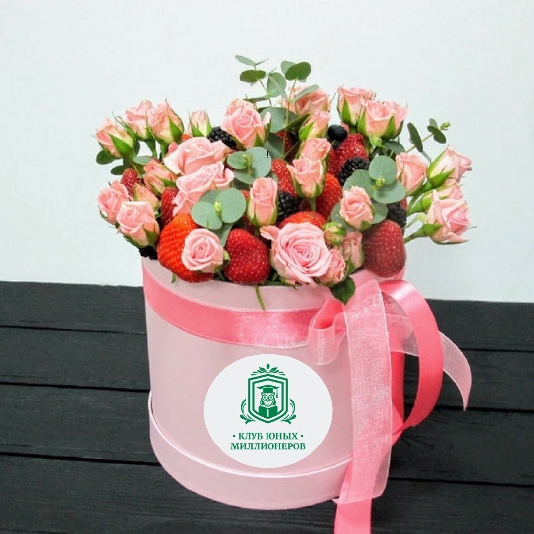 Шляпная коробка с фруктами и цветами
