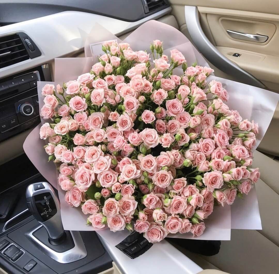 Цветы в салоне машины