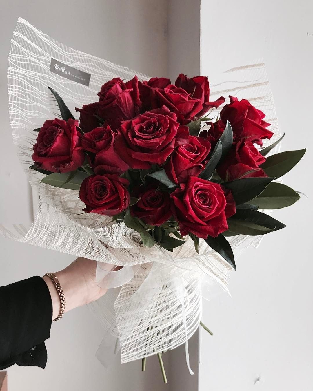Букет цветов красные и белые розы