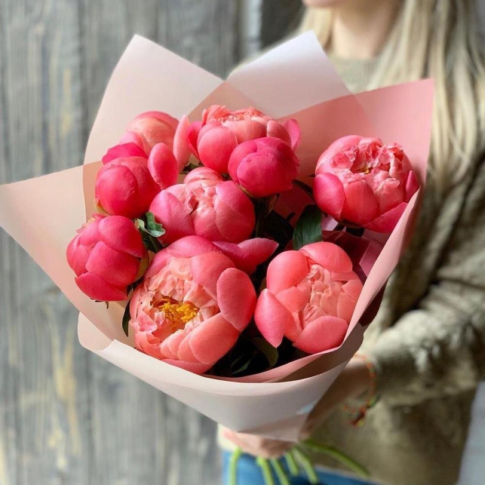 Коралловые пионы букет