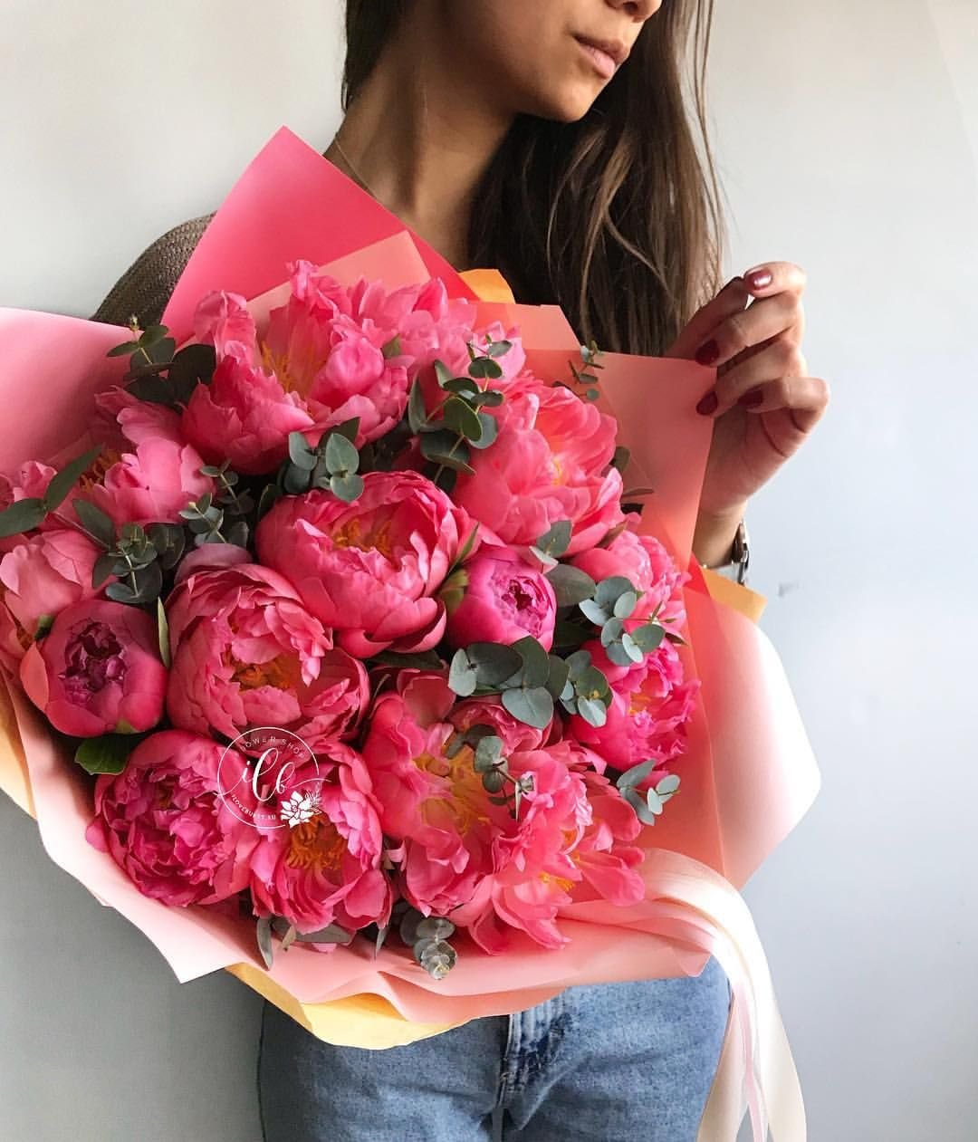 Пионы коралловые с девушкой