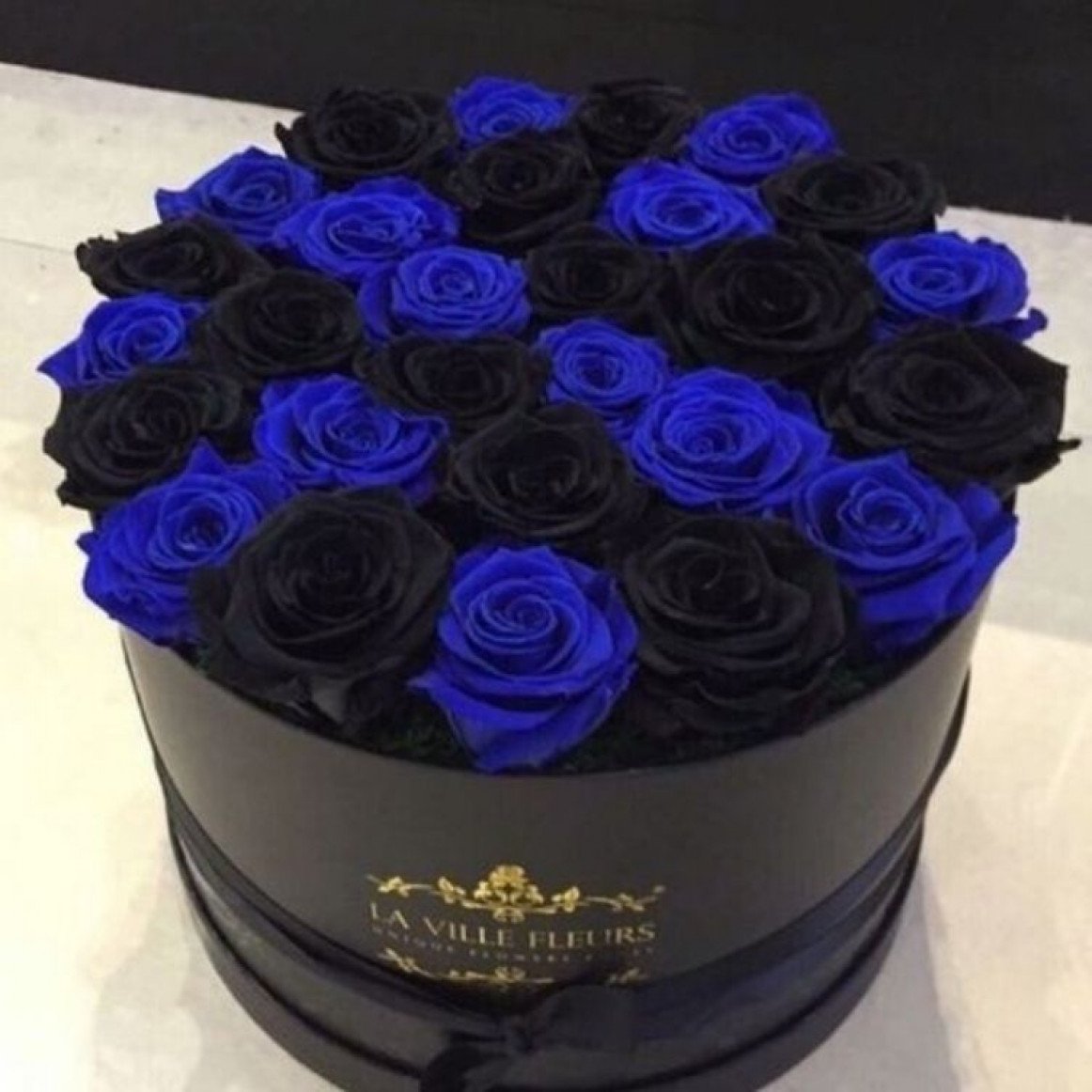 Букет из черных и синих роз