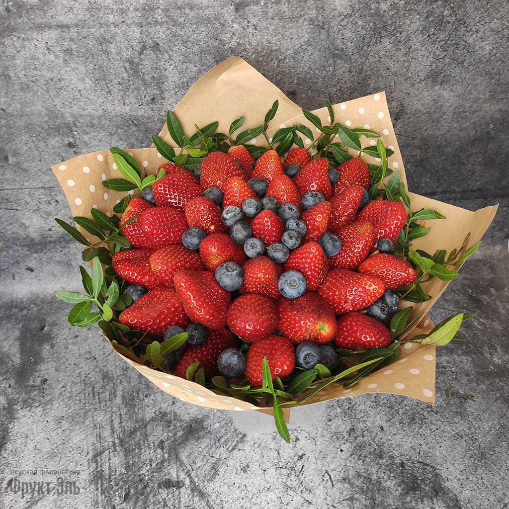Букет с клубникой и голубикой