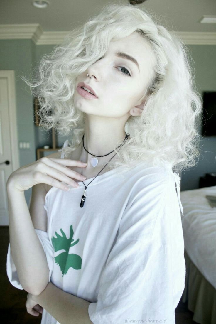 Sarah Marie Karda с белыми волосами
