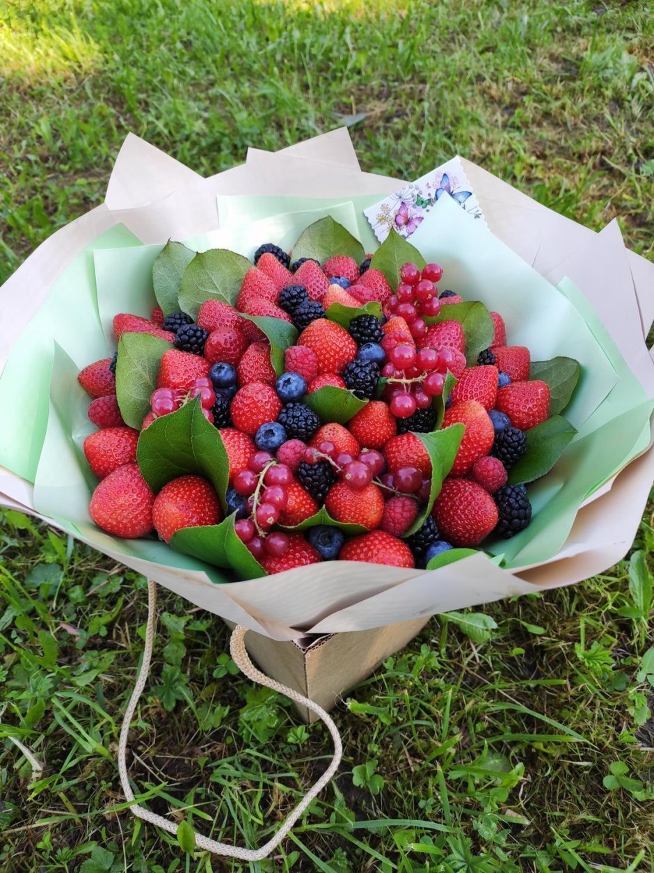 Букет с малиной клубникой
