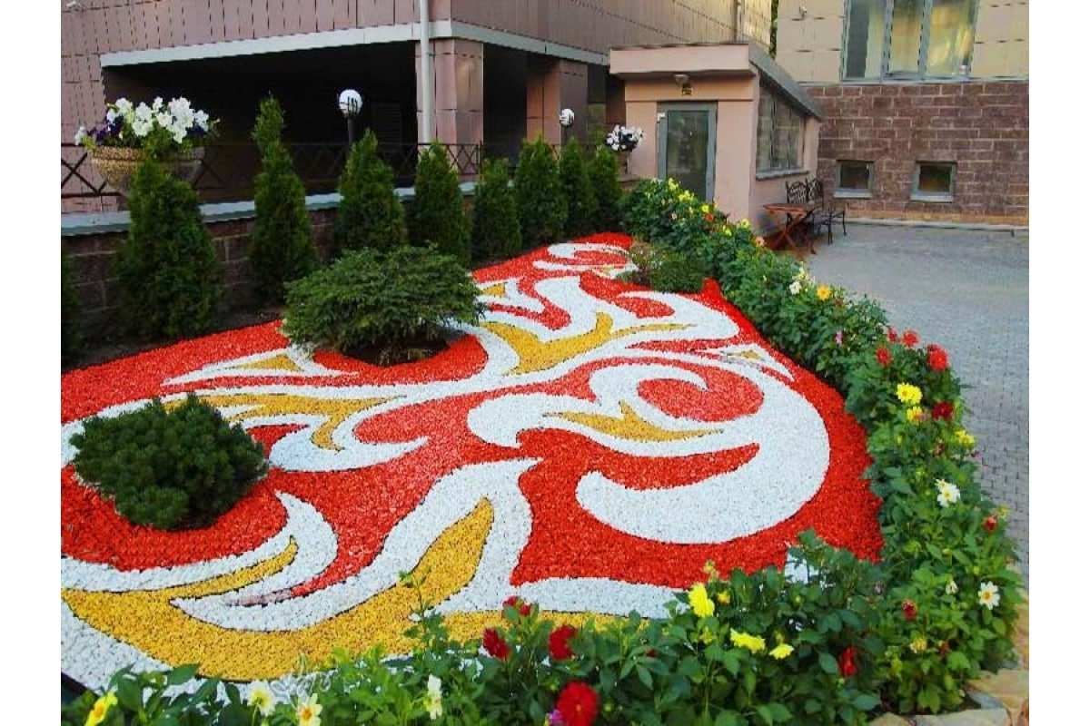 Цветная щебенка для клумб