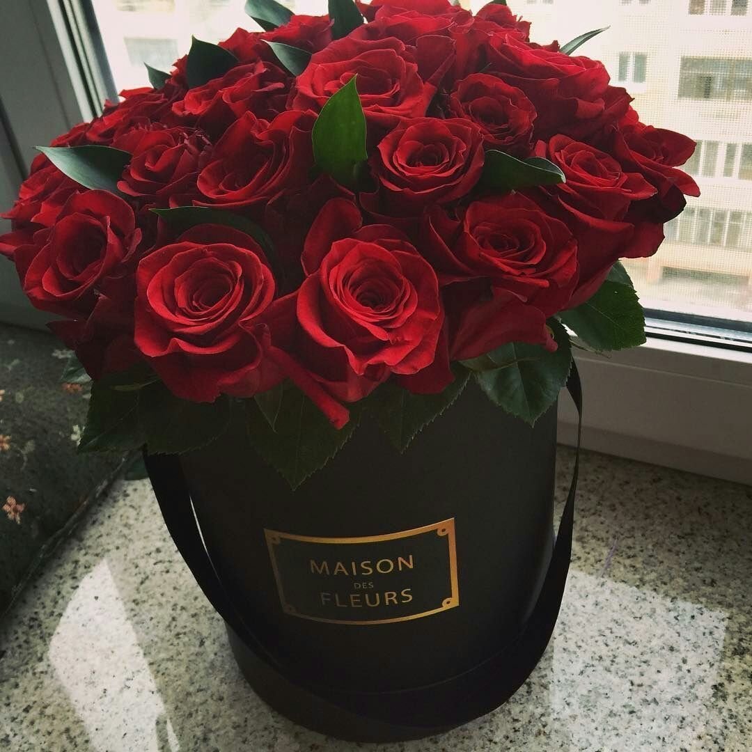 Цветы в коробке на окне
