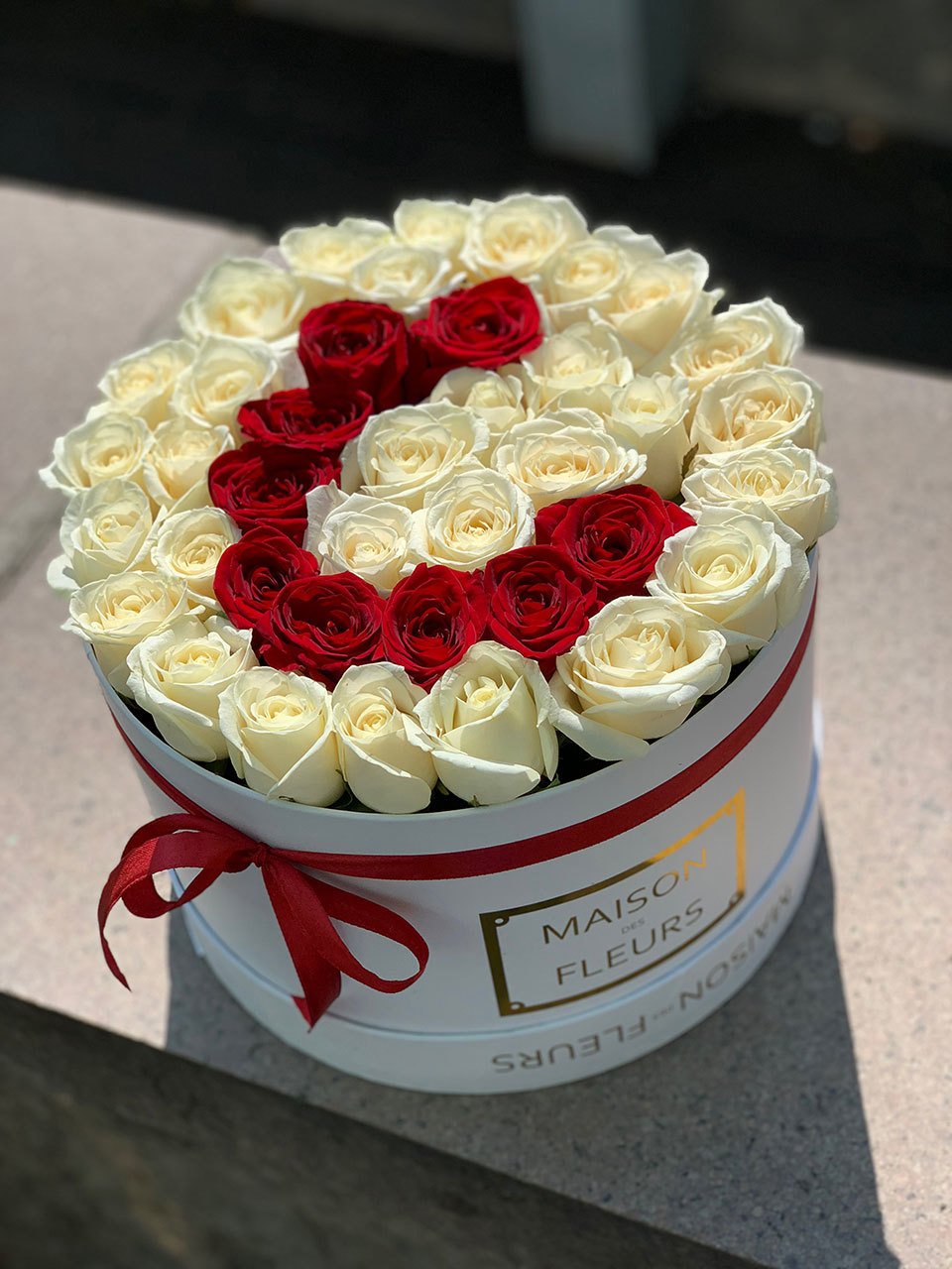 Розы в коробке с буквами