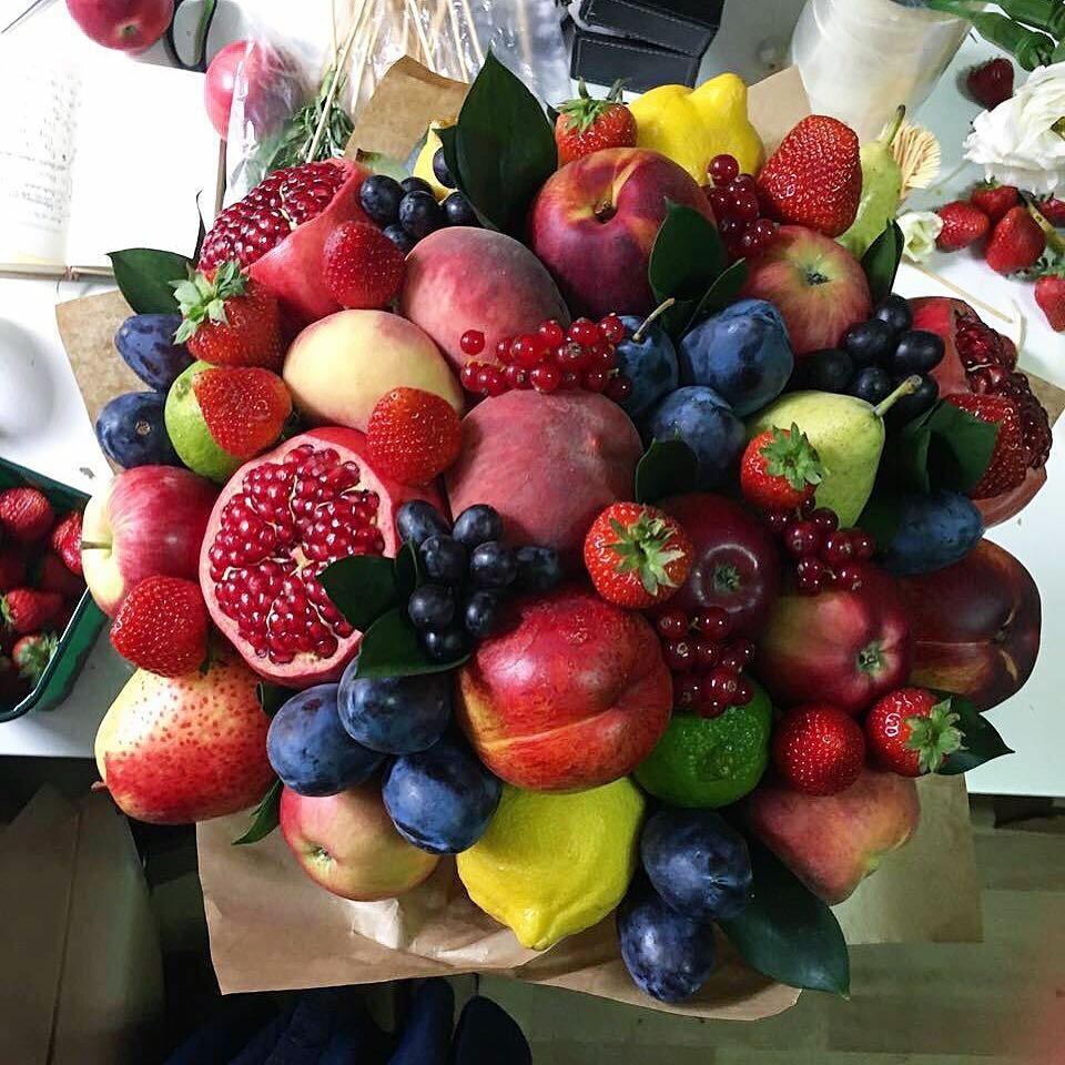 Большой букет из фруктов