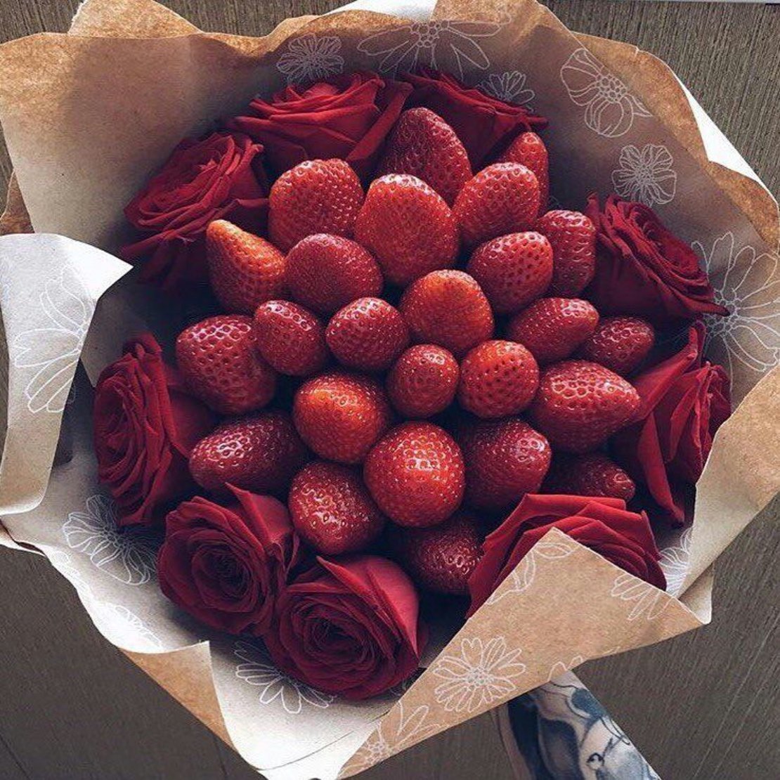 Букет из клубники и цветов