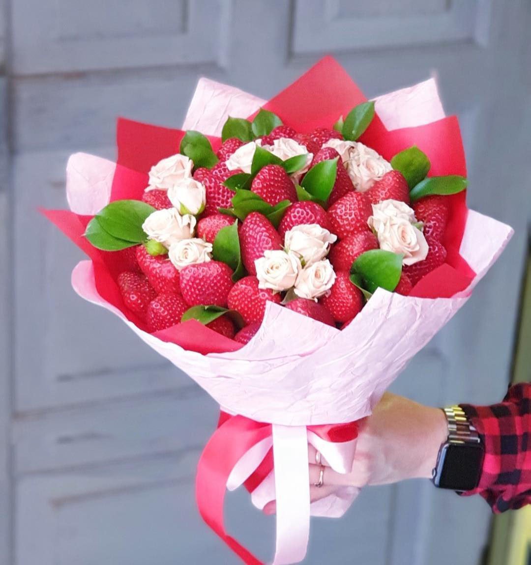Клубника с хризантемами букет