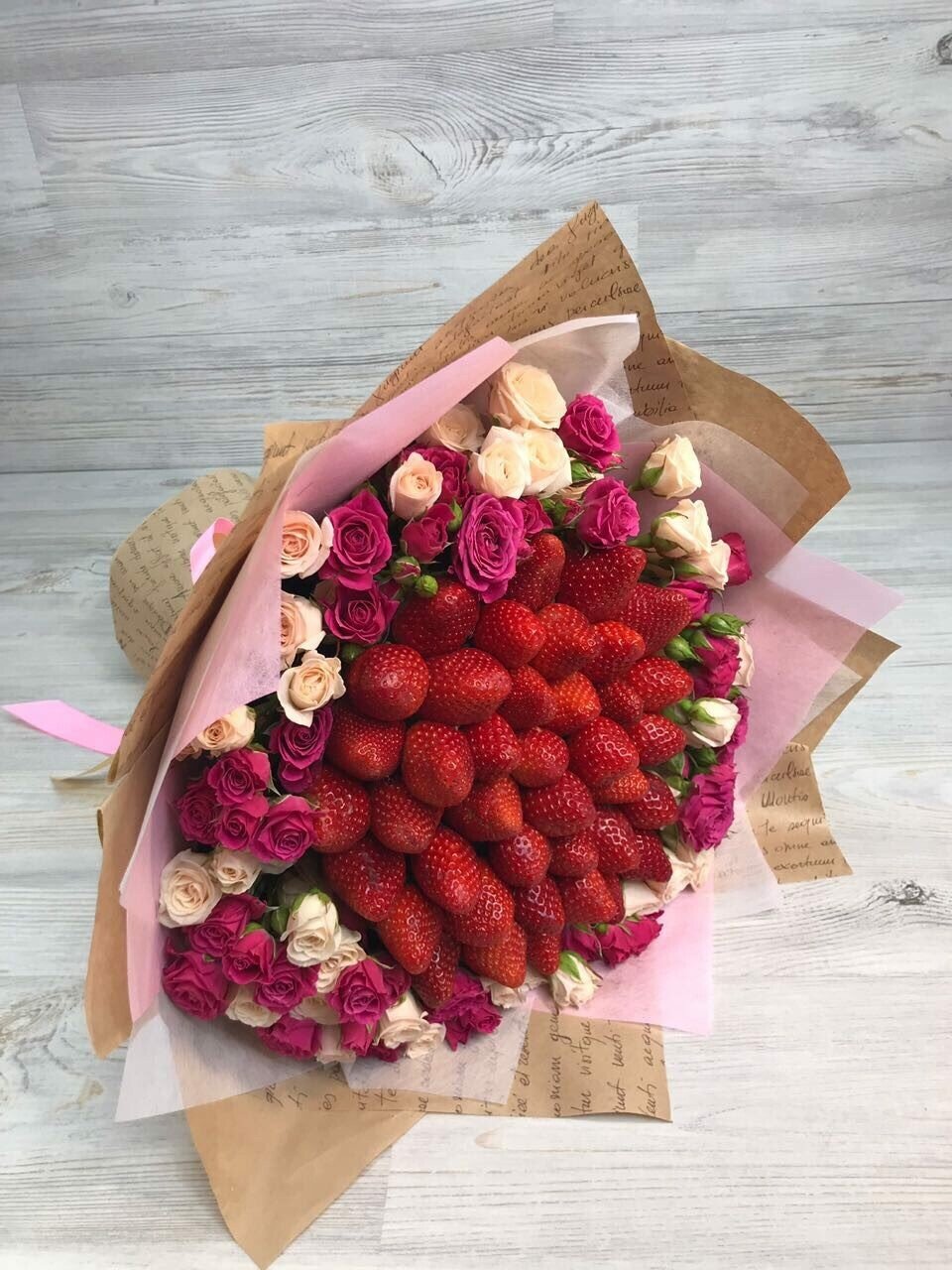 Букет из розовых роз и клубники