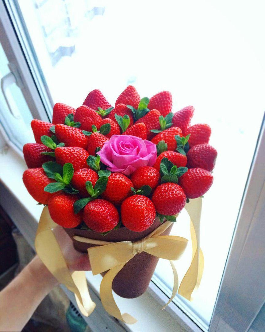 Букет клубники на окне