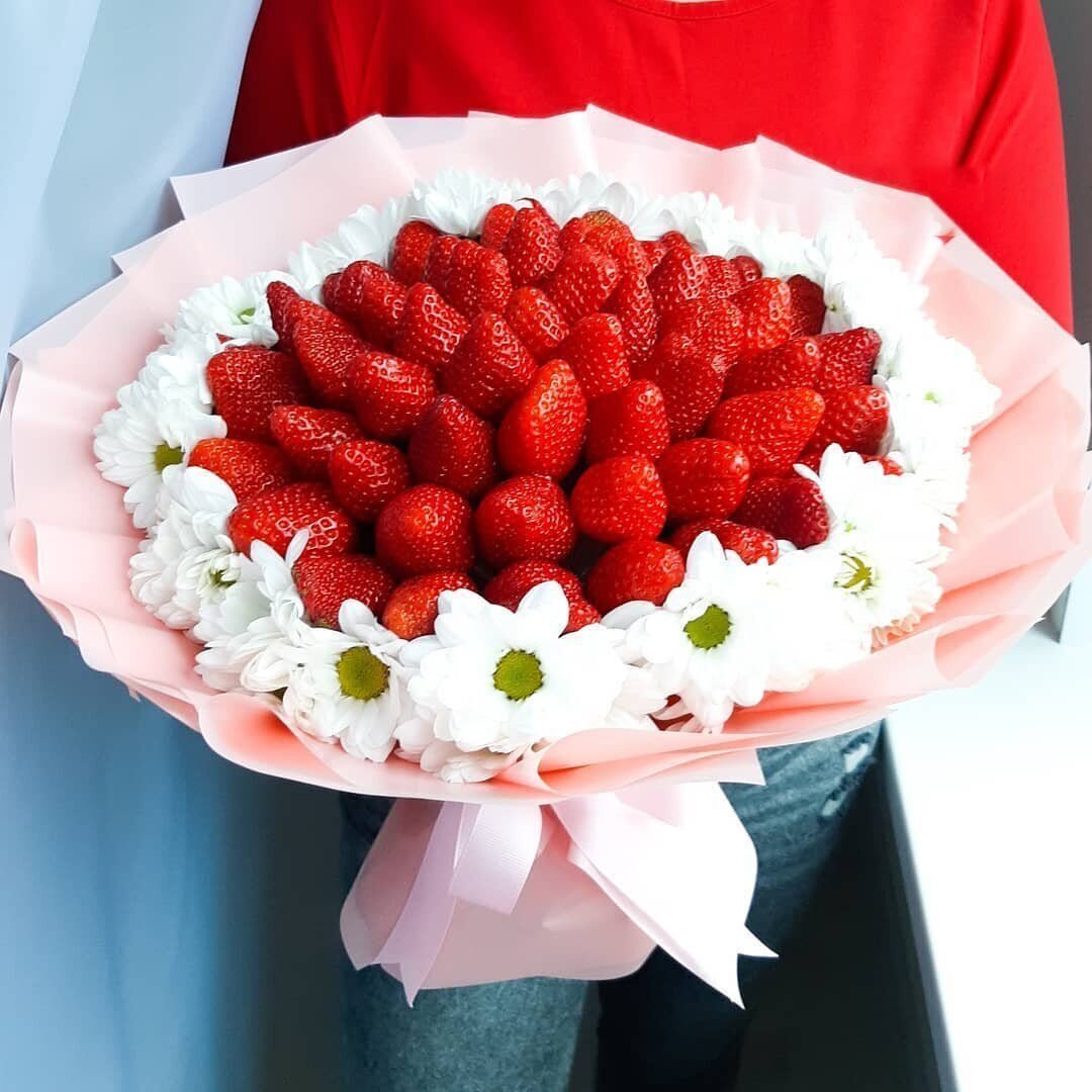 Букет из земляники и ромашек