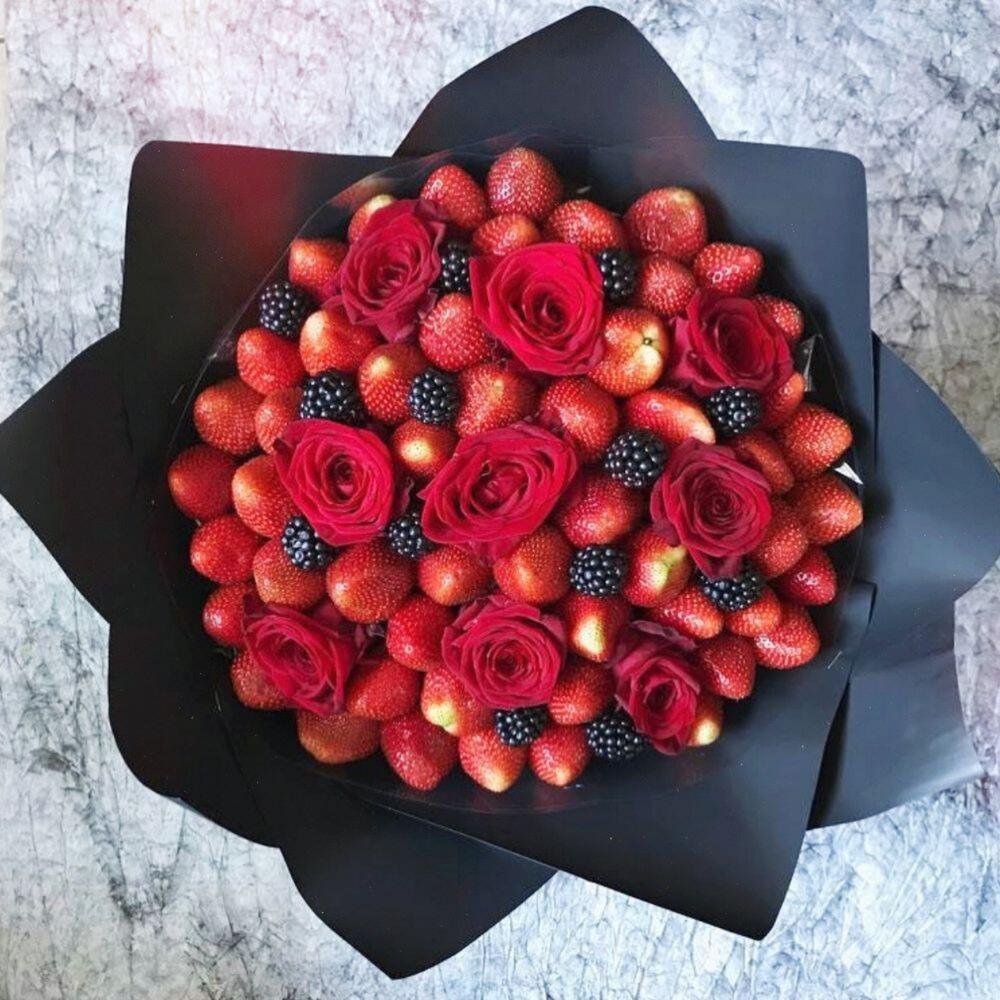 Букет роз с клубникой