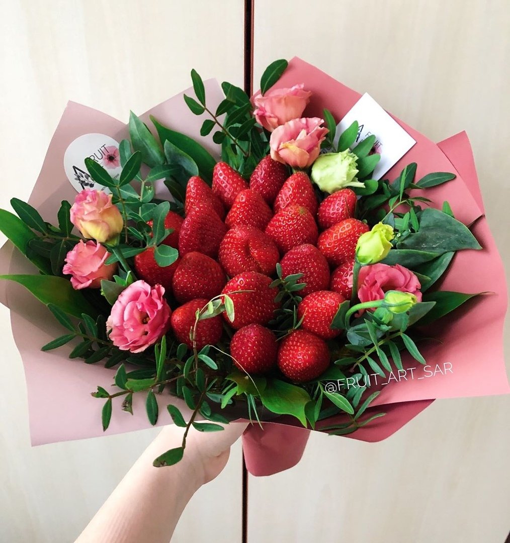 Букет из клубники и цветов