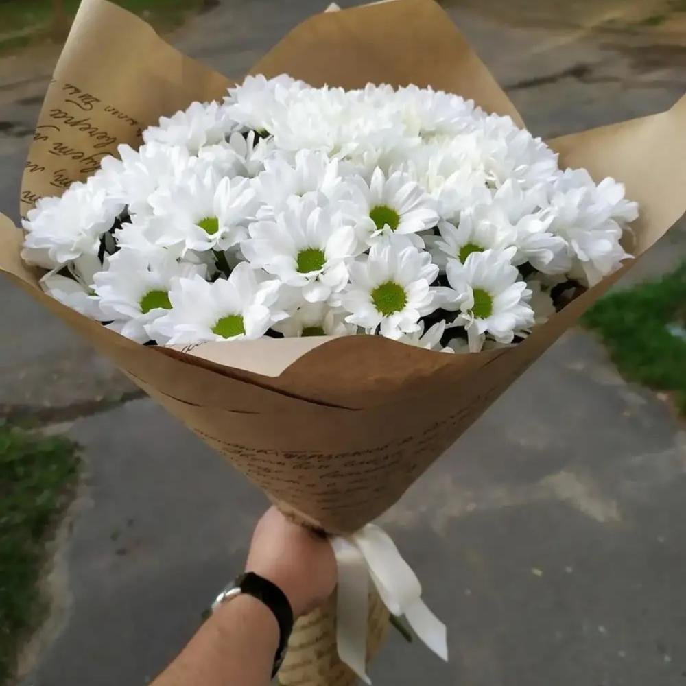 Букет хризантем в крафте