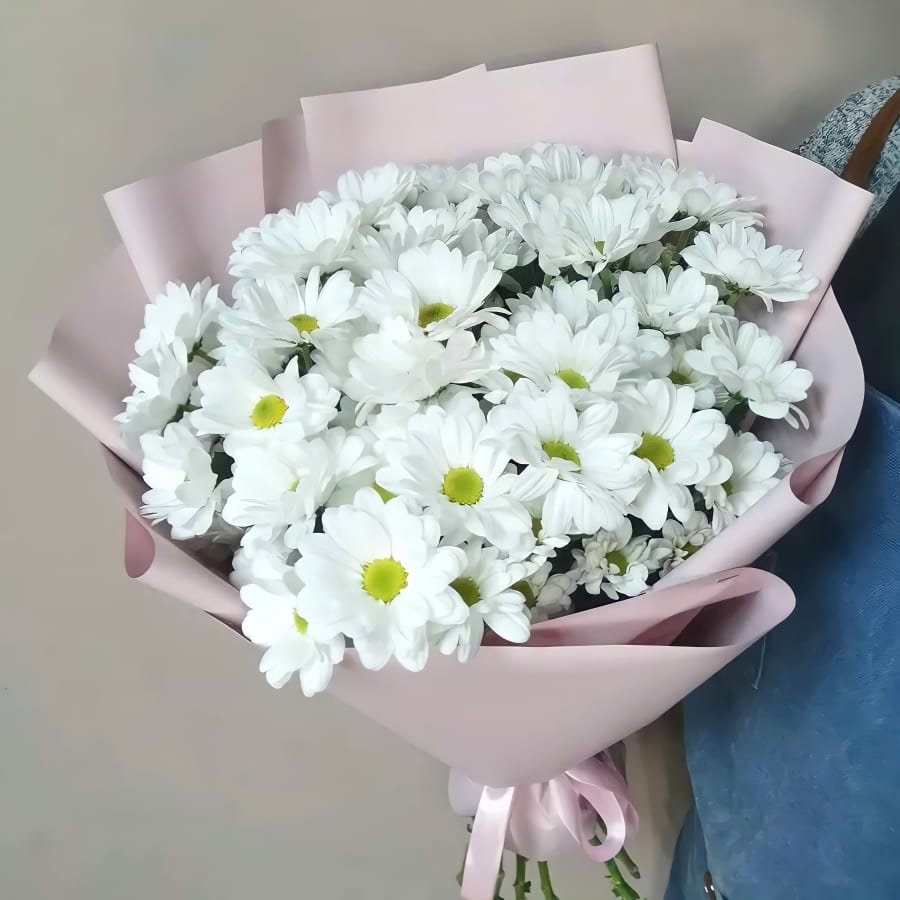 Красивый букет из белых хризантем