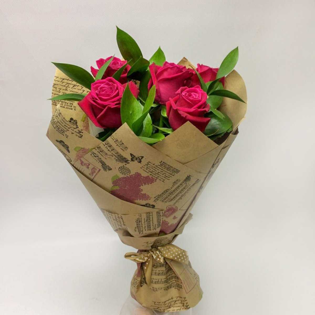 Как красиво завернуть цветы в бумагу. Букет роз в крафтовой бумаге. Упаковка для цветов. Упаковка цветов в бумагу. Красивая упаковка букета.