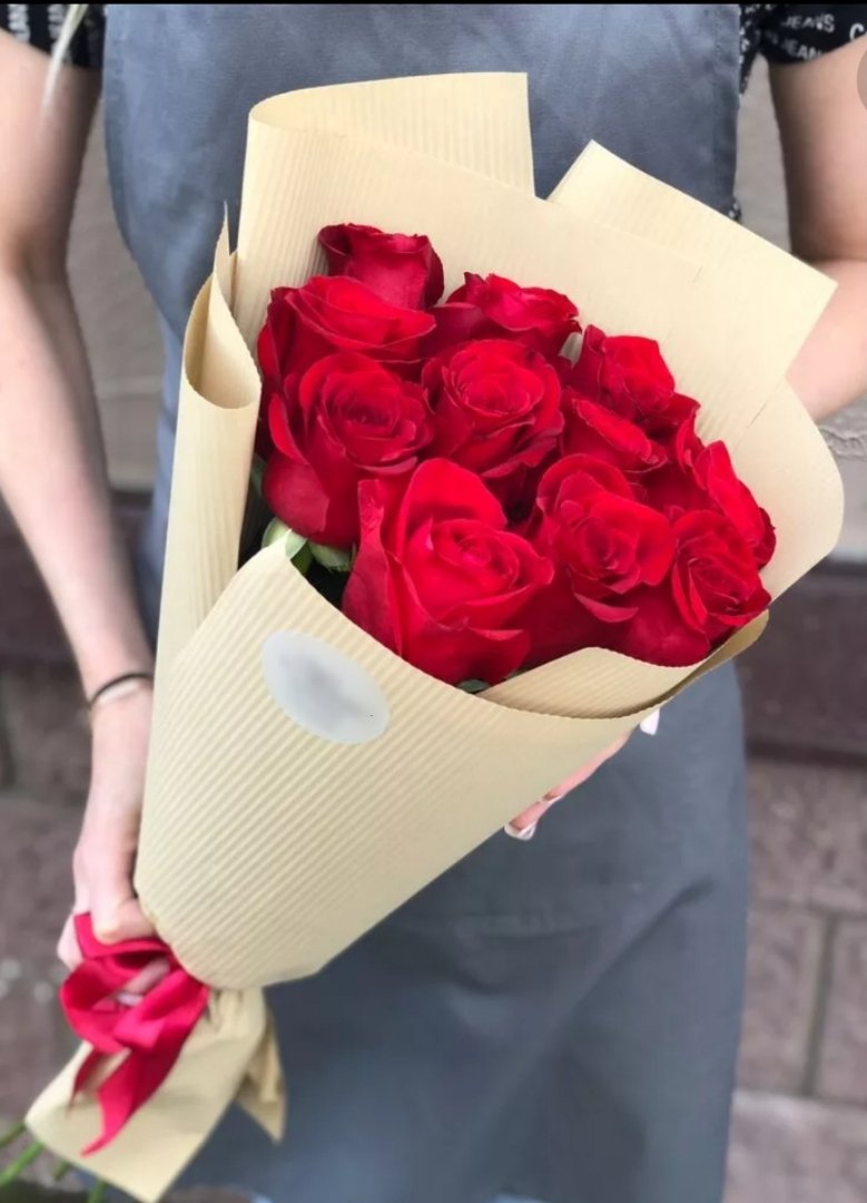 Розы в крафт-бумаге