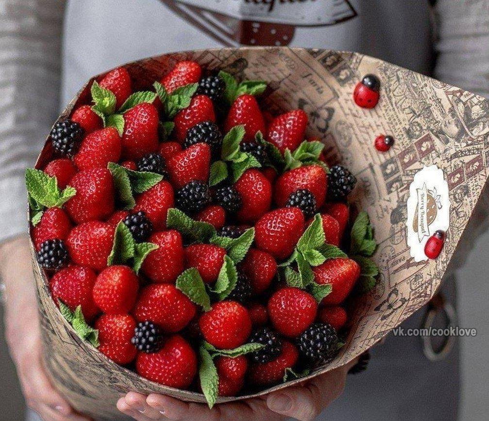 Съедобные букеты из клубники