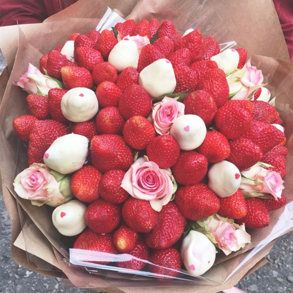 Клубничный букет с розами