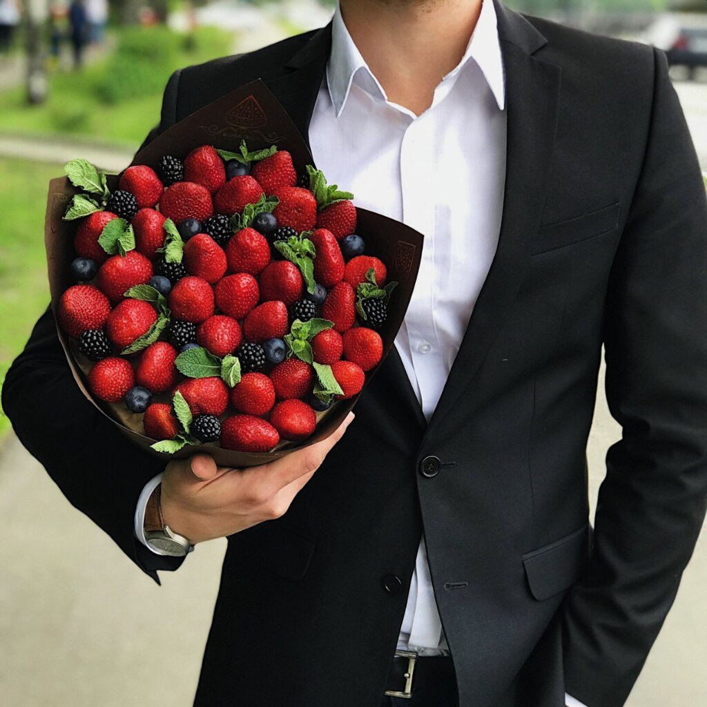 Мужчина с цветами в руках