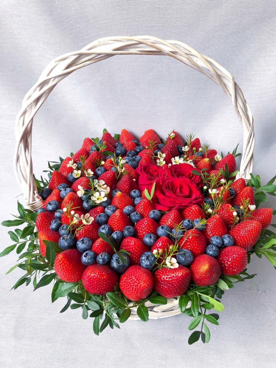 Корзинка с клубникой и цветами