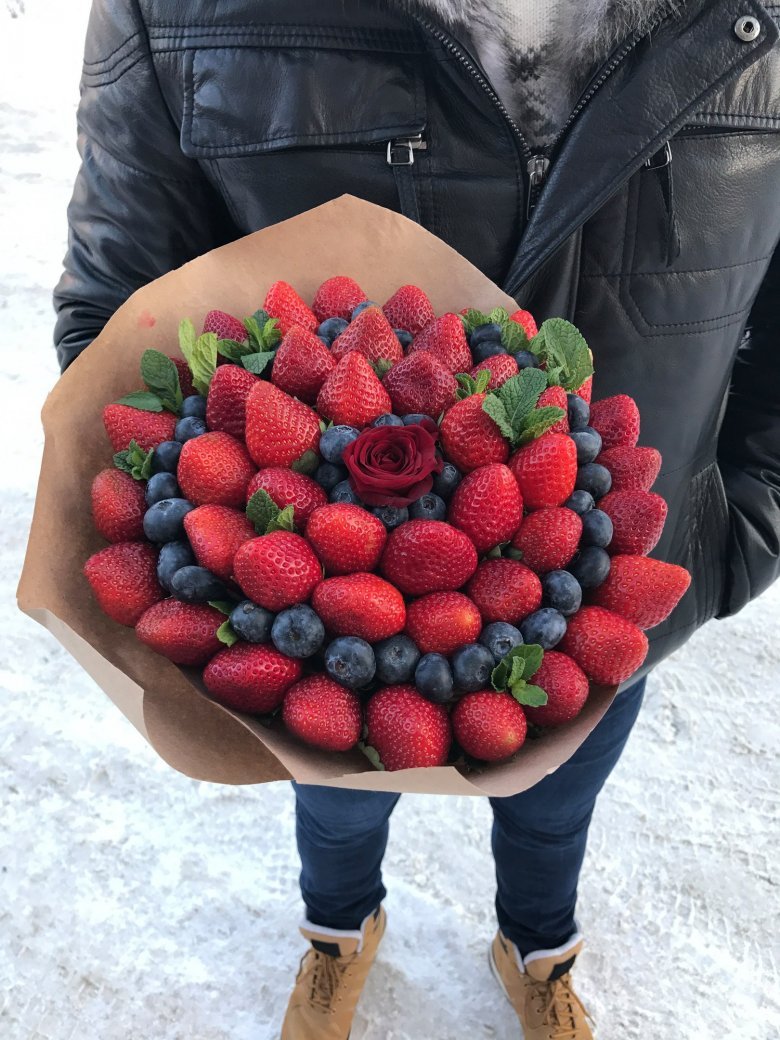 Фруктовый букет с клубникой