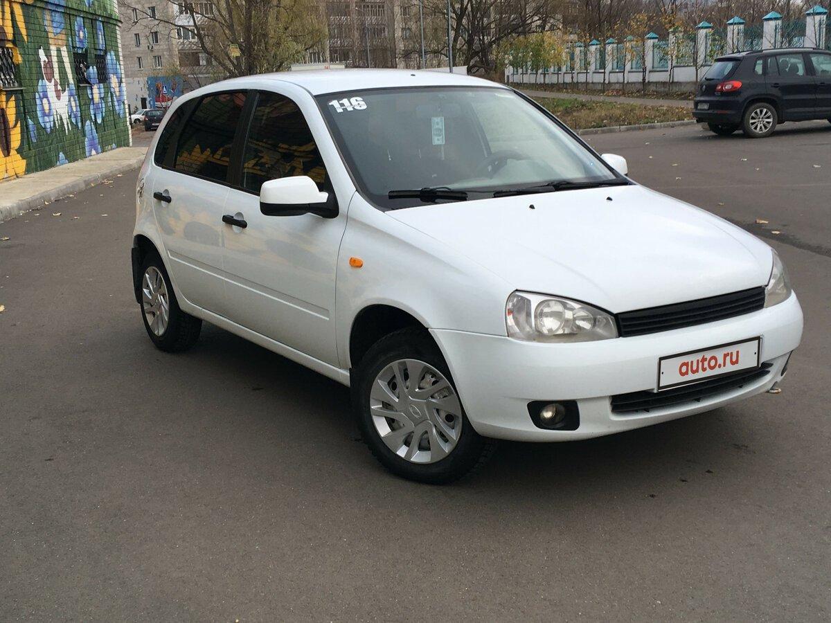 Белая Лада Калина хэтчбек 2012 года