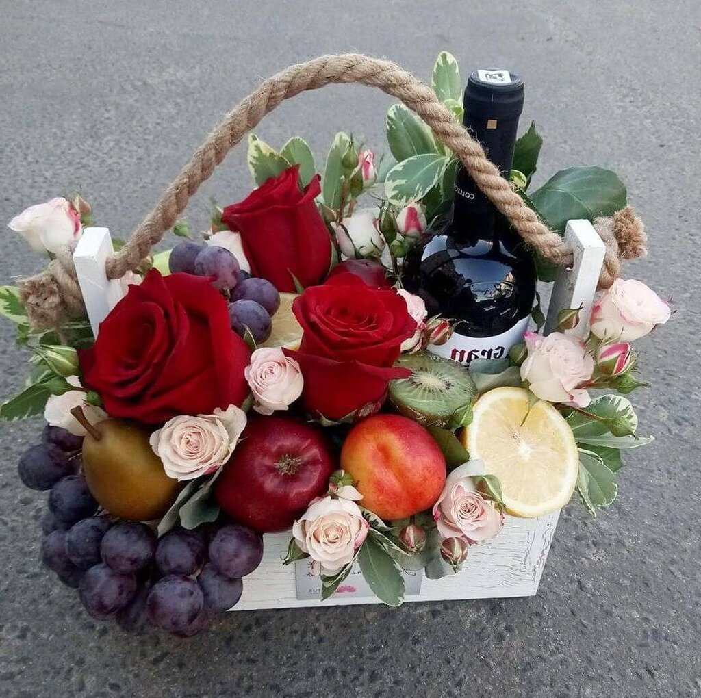 Корзинка с фруктами и цветами